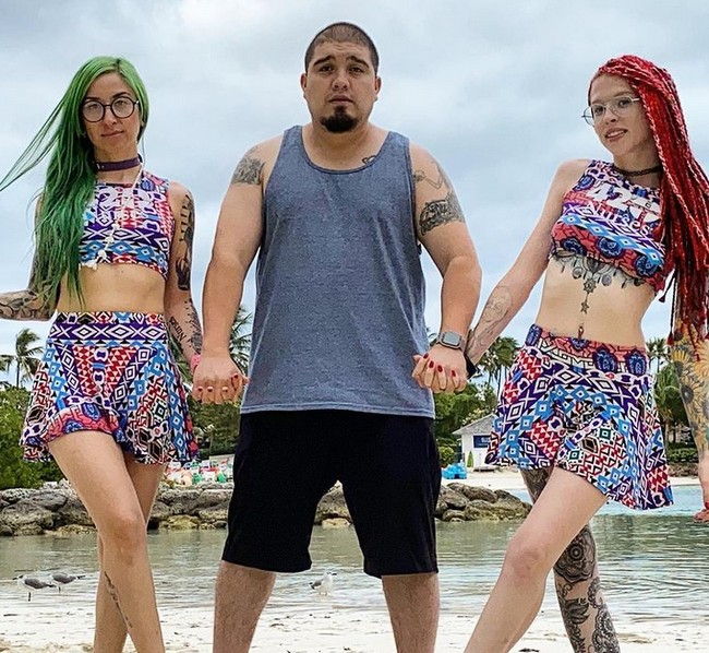 Beginilah potret rumah tangga pria poligami asal Amerika Serikat Jimmy Silva yang menikah dua wanita secara bersamaan, ChaCha VaVoom dan Summer Peltier.  Foto: Instagram