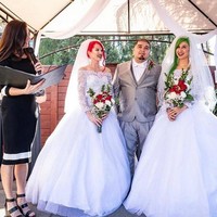 Pasangan polyamorous atau hubungan terbuka itu menikah tahun ini dan menyiarkannya di Instagram. Pernikahan mereka tentu saja jadi kontroversi.  Foto: Instagram