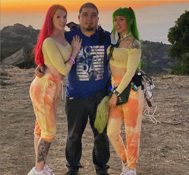 Di tengah kontroversi yang ada, kehidupan pernikahan Jimmy, ChaCha dan Summer tampak bahagia. Ketiganya kompak pergi kemana-mana bersama.  Foto: Instagram