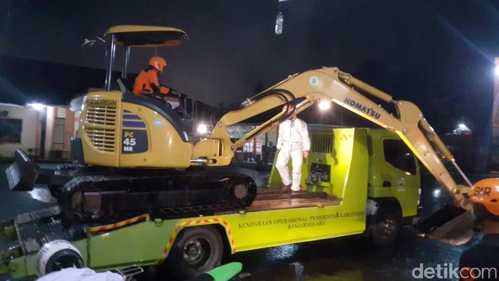 Proses pembersihan material longsor di jalan nasional Banjarnegara-Wonosobo di Kecamatan Sigaluh, Kabupaten Banjarnegara, Jawa Tengah, Selasa (1/12/2020).