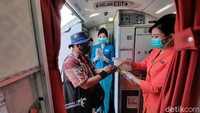 Garuda Indonesia juga menyediakan hand sanitizer untuk penumpang. Di toilet juga disediakan sabun yang dapat digunakan penumpang untuk membersihkan tangan.