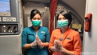 Seluruh awak kabin dan pilot mengenakan atribut masker dan sarung tangan untuk menjaga higienitas.
