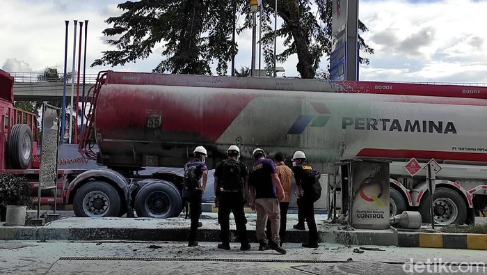 Puslabfor Polri cek truk tangki terbakar di SPBU MT Haryono (Syahidah izzata Sabiila/detikcom).