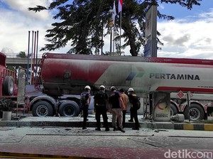 Tim Puslabfor Datangi SPBU MT Haryono Lokasi Kebakaran Truk Tangki
