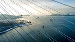 Bersihkan Es, Petugas Bergelantung di Kabel Jembatan Rusia