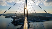 Jembatan ini menghubungkan bagian kota Pulau Russky dan Semenanjung Muravyov-Amursky melintasi selat Bosphorus Timur. Jembatan ini merupakan jembatan kabel terpanjang di dunia.  