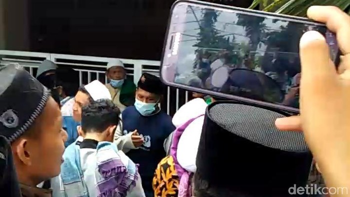Viral Video Rumah Mahfud MD di Pamekasan Didatangi Puluhan Massa