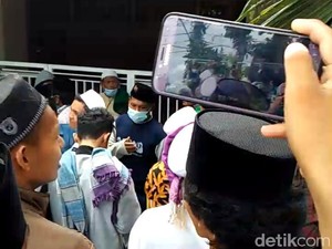 Didatangi Massa Dukung Habib Rizieq, Rumah Ibunda Mahfud Md Ternyata Kosong