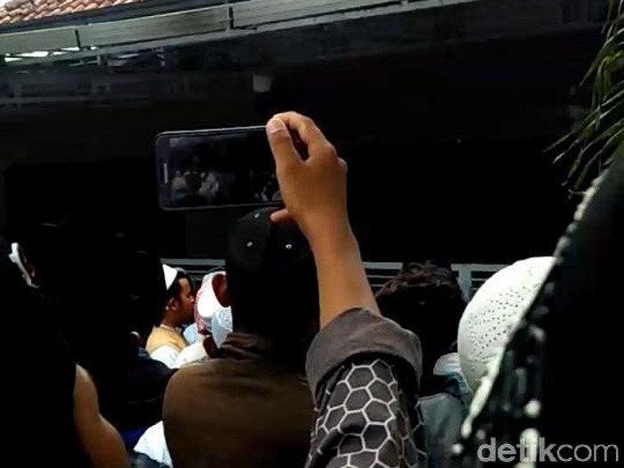 Viral Video Rumah Mahfud MD di Pamekasan Didatangi Puluhan Massa