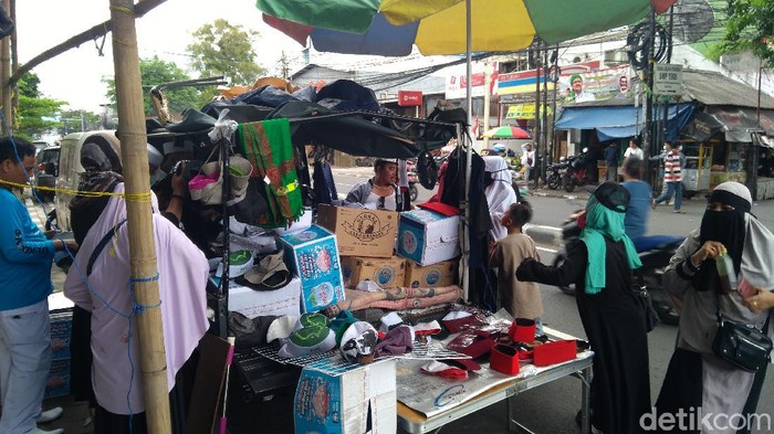 Salah satu pedagang jualan kaus serta bendera bergambar wajah Habib Rizieq (Adhyasta Dirgantara/detikcom).