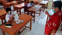 Tidak hanya siswa, guru pun juga wajib memakai masker. Hal itu untuk mencegah penyebaran virus Corona.