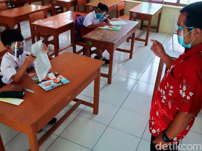 SD Negeri di Klaten mulai melakukan ujicoba pembelajaran tatap muka untuk penilaian akhir semester  (PAS) 2020 dan sosialisasi protokol COVID, Selasa (1/12). Untuk tahap awal per kecamatan hanya boleh maksimal lima sekolah dan akan dievaluasi untuk persiapan masuk sekolah Januari 2021.