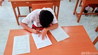 Untuk tahap awal per kecamatan hanya boleh maksimal lima sekolah yang menggelar uji coba tatap muka. Nantinya lima sekolah itu akan dievaluasi untuk persiapan masuk sekolah Januari 2021.