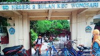Seorang siswa meninggalkan SDN 2 Bulan, Wonosari, usai mengikuti belajar tatap muka. 
