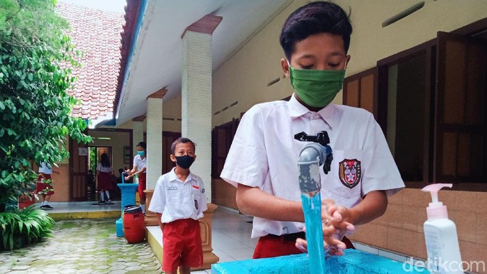 SD Negeri di Klaten Mulai Uji Coba Tatap Muka SD Negeri di Klaten mulai melakukan ujicoba pembelajaran tatap muka untuk penilaian akhir semester (PAS) 2020 dan sosialisasi protokol COVID, Selasa (1/12). Untuk tahap awal per kecamatan hanya boleh maksimal lima sekolah dan akan dievaluasi untuk persiapan masuk sekolah Januari 2021.