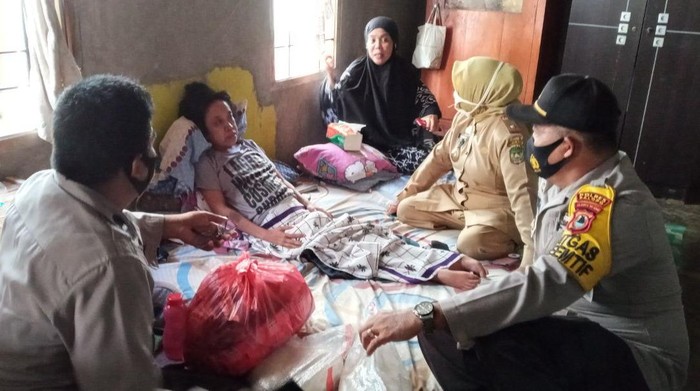 Seorang wanita di Palopo saat mendapat bantuan dari Polres Palopo (dok. Istimewa).
