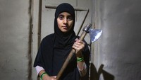 Kini warga harus membawa senjata tajam jika pergi keluar rumah pada malam hari untuk melindungi diri dari serangan hewan liar.
