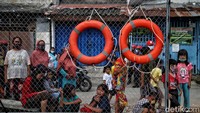 Simulasi antisipasi banjir ini menjadi tontotan warga sekitar.