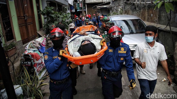 Sejumlah warga beserta pasukan gabungan melakukan simulasi kesiapsiagaan antisipasi bencana banjir di kawasan Kampung Tangguh RW 15 Kelurahan Penjagalan, Penjaringan, Jakarta Utara, Selasa (1/12). Kegiatan yang diikuti oleh pasukan gabungan tersebut bertujuan untuk memberikan antisipasi musim penghujan yang berpotensi banjir. Kegiatan tersebut menjelaskan tentang tata cara mengantisiapsi bencana banjir saat musim penghujan di tengah pandemi COVID-19.