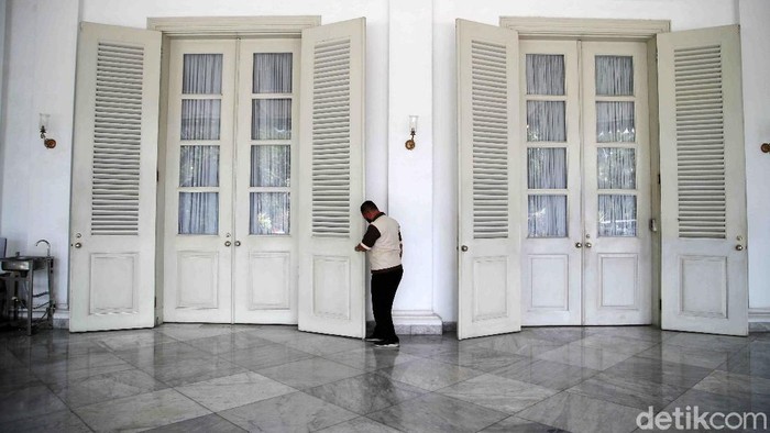 Suasana terkini Balai Kota, Jakarta Pusat, Selasa (1/12). Kantor Gubernur DKI Jakarta terpaksa harus tutup pasca Anies Baswedan positif dinyatakan COVID-19 berdasarkan hasil tes usap yang dilakukan Senin (30/11).  Sementara itu gedung utama Balai Kota yang terpisah dari kantor Gubernur Anies Baswedan tetap buka dengan menerapkan protokol kesehatan