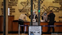 Para pegawai wajib menerapkan protokol kesehatan seperti memakai masker.
