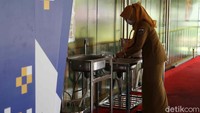Para pegawai juga harus mencuci tangan dengan sabun.