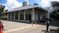 Sebelumnya Ketua Fraksi PDIP DPRD DKI Jakarta Gembong Warsono meminta pemerintahan tetap berjalan meski tak dimungkiri akan ada gangguan.
