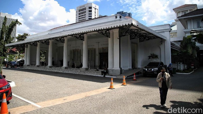 Suasana terkini Balai Kota, Jakarta Pusat, Selasa (1/12). Kantor Gubernur DKI Jakarta terpaksa harus tutup pasca Anies Baswedan positif dinyatakan COVID-19 berdasarkan hasil tes usap yang dilakukan Senin (30/11).  Sementara itu gedung utama Balai Kota yang terpisah dari kantor Gubernur Anies Baswedan tetap buka dengan menerapkan protokol kesehatan