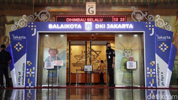 Suasana terkini Balai Kota, Jakarta Pusat, Selasa (1/12). Kantor Gubernur DKI Jakarta terpaksa harus tutup pasca Anies Baswedan positif dinyatakan COVID-19 berdasarkan hasil tes usap yang dilakukan Senin (30/11).  Sementara itu gedung utama Balai Kota yang terpisah dari kantor Gubernur Anies Baswedan tetap buka dengan menerapkan protokol kesehatan