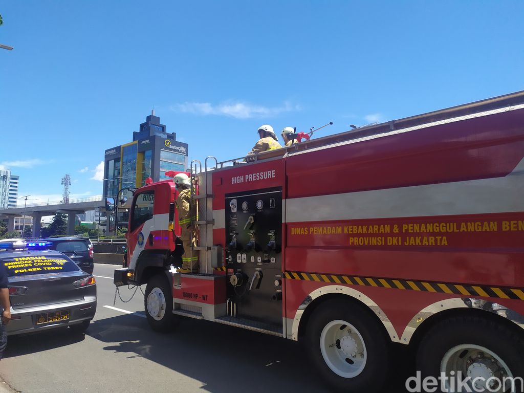 Suasana usai kebakaran tangki di SPBU di Jl MT Haryono, Jaksel. (Arun/detikcom)