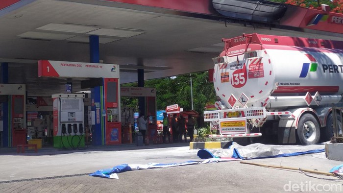 Suasana usai kebakaran tangki di SPBU di Jl MT Haryono, Jaksel. (Arun/detikcom)