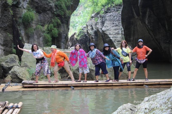 Nama Sungai Cikahuripan bila dibedah menjadi Cai-Kahuripan atau Kahirupan yang berasal dari bahasa Sunda. Jika ditranslasikan ke dalam bahasa Indonesia Cikahuripan memiliki makna air yang membawa kehidupan. (Graece Tanus/dTraveler) Nama Sungai Cikahuripan bila dibedah menjadi Cai-Kahuripan atau Kahirupan yang berasal dari bahasa Sunda. Jika ditranslasikan ke dalam bahasa Indonesia Cikahuripan memiliki makna air yang membawa kehidupan. (Graece Tanus/dTraveler)