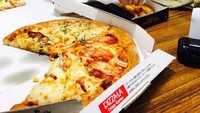 Foto ini jadi bukti kalau Bitto memang paling suka menyantap pizza. Selain menyantap pizza ia juga menikmati kentang goreng di sela-sela jadwalnya yang padat. Foto: Twitter
