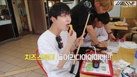 Ketika member UP10TION sedang sibuk, Bitto masih menyempatkan diri untuk makan. Benar-benar seorang foodies ya? Foto: Twitter