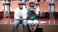 Disela-sela kesibukannya, Bitto masih sempat nih makan pizza ditemani member UP10TION lainnya. Foto: Twitter