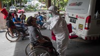Petugas medis melakukan tes usap atau swab test kepada atlet, pelatih, dan tenaga pendukung Pemusatan Latihan Nasional (Pelatnas) National Paralympic Committee (NPC) di Solo, Jawa Tengah.  