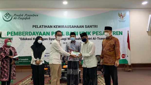 Telkom berkomitmen terus mendampingi transformasi digital di ekosistem pesantren lewat program Pesantren Go Digital.