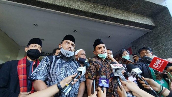 Tim pengacara menyampaikan Habib Rizieq tak bisa penuhi panggilan polisi dengan alasan masih pemulihan.
