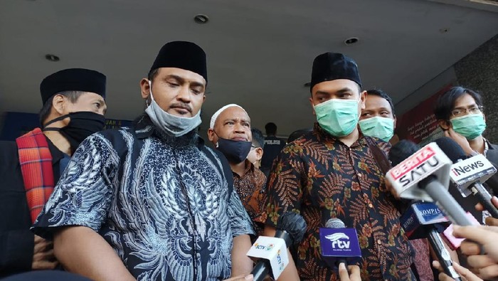 Tim pengacara menyampaikan Habib Rizieq tak bisa penuhi panggilan polisi dengan alasan masih pemulihan.
