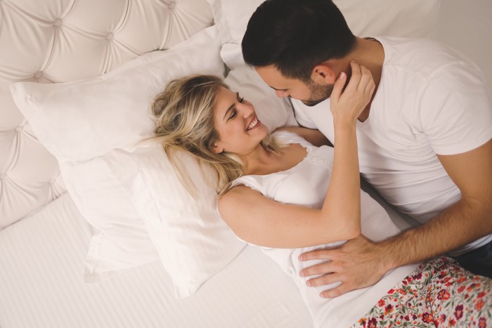 tips seks Passionate beautiful couple foreplay in bed