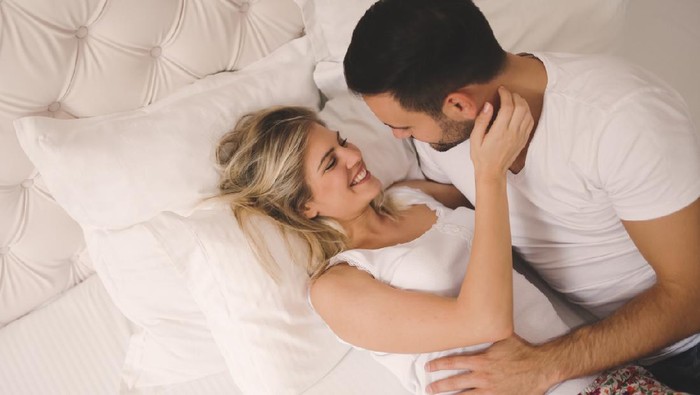 Dear Paksu, Ini 5 Tips Foreplay yang Bikin Sesi Bercinta Menggebu-gebu