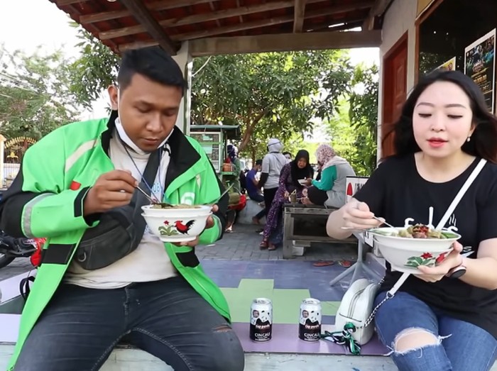 YouTuber Traktir Ojol Makan Bakso