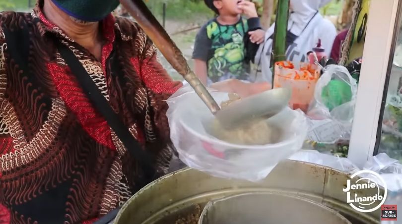 YouTuber Traktir Ojol Makan Bakso