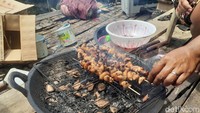 Selain mentah, ulat sagu juga bisa dibakar mirip sate. 