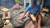 Pohon sagu tak hanya menghasilkan sagu tapi jadi rumah dari ulat sagu.