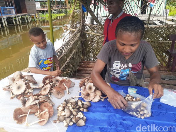 Ulat sagu dan jamur sagu dapat dibeli di Pasar Lama Sentani. 