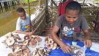 Ulat sagu dan jamur sagu dapat dibeli di Pasar Lama Sentani. 