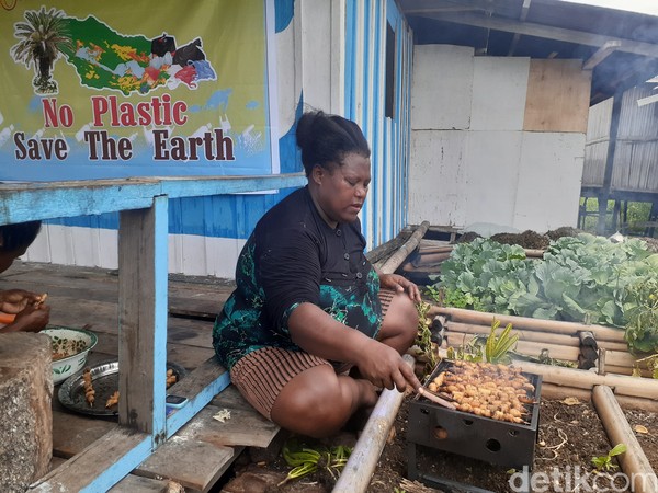 Ulat sagu menjadi wisata kuliner ekstrem Papua karena bisa dimakan mentah-mentah. 