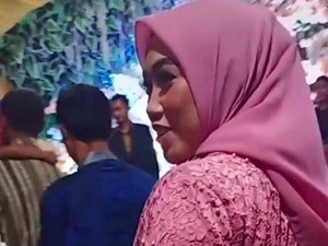 Baru Sebulan Cerai, Viral Ketegaran Wanita Kondangan ke Nikahan Mantan Suami