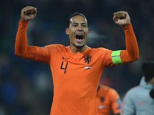 De Boer Masih Berharap Van Dijk Main di Piala Eropa